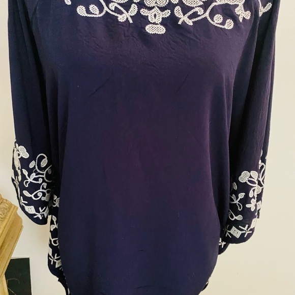 NWOT Monoreno Navy And White Tunic With Slits In The Arms Size L. - Picture 2 of 6